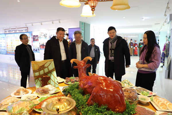 图1参观内蒙古标准化展厅.jpg